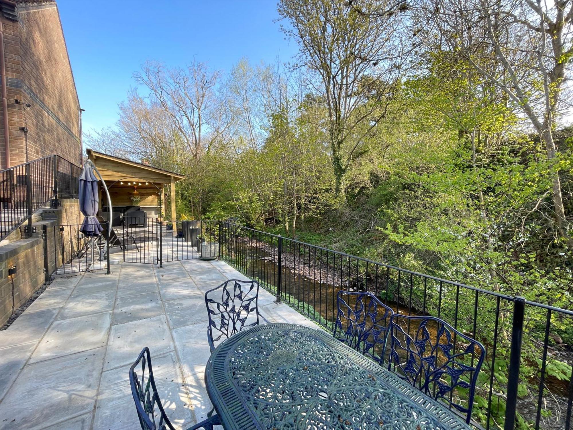 Riverside 2 Bedroom Townhouse With Car Charger Abergavenny Dış mekan fotoğraf